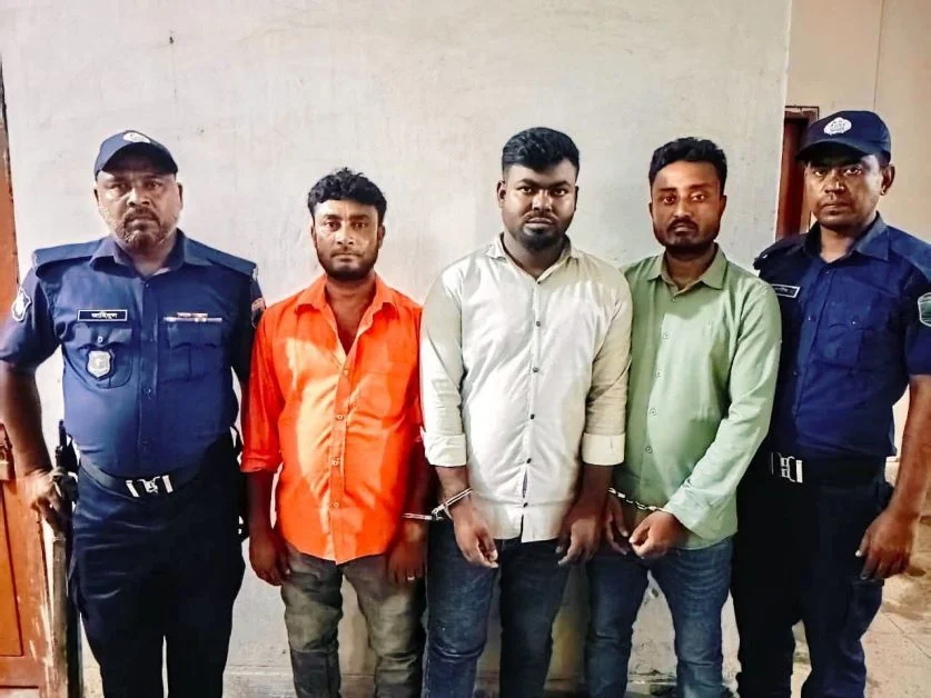নওগাঁয় নিষিদ্ধ সংগঠনের মিছিলের প্রস্তুতি, পুলিশের অভিযানে গ্রেপ্তার ৩