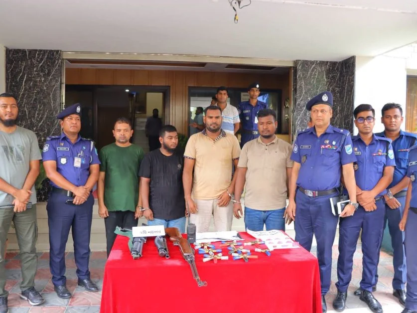 চাকরির প্রলোভনে অ’স্ত্রধারীদের টার্গেট, রূপগঞ্জে ডা’কাত চ’ক্রের ৪ সদস্য গ্রেপ্তার