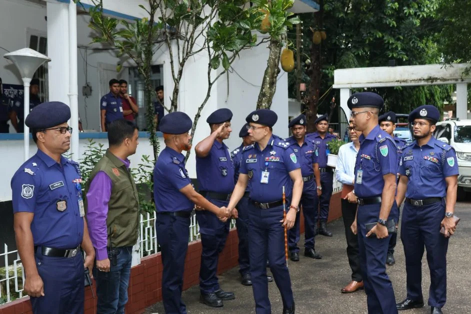 মৌলভীবাজার জেলা পুলিশের হিসাব শাখা পরিদর্শন করলেন সিলেট রেঞ্জের ডিআইজি