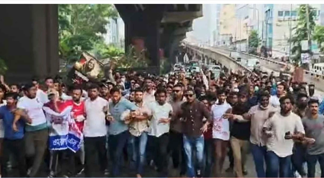 চট্টগ্রামে আবারও নিষিদ্ধ ছাত্রলীগের শতাধিক নেতাকর্মীর ঝটিকা মিছিল