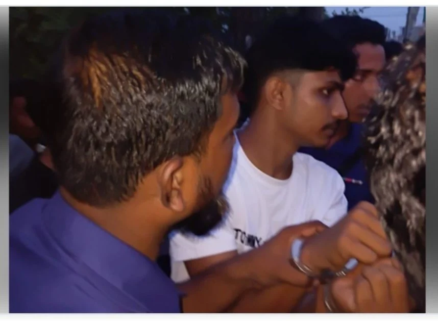 নোয়াখালীতে চেকপোস্টে যুবক আটক, উদ্ধার ৩ বিদেশি পি”স্তল ও গু’লি