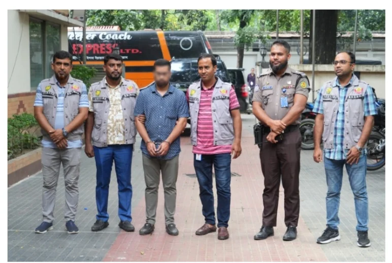 সাবেক মন্ত্রী-এমপির ফেসবুক পেজের এডমিন গ্রেফতার, প্র’তারণায় আত্ম’সাতের অভিযোগ ১১ লাখ টাকা