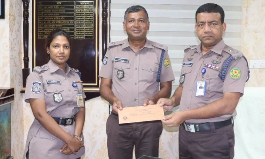 ছি’নতাই হওয়া পশুবোঝাই ট্রাক উদ্ধার: সাহসিকতার পুরস্কার পেলেন ইন্সপেক্টর গোলাম মোস্তফা
