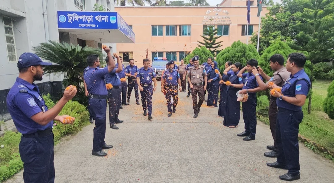 রাজকীয় বিদায়ে অবসরে গেলেন টুঙ্গিপাড়া থানার এসআই ছবির উদ্দিন