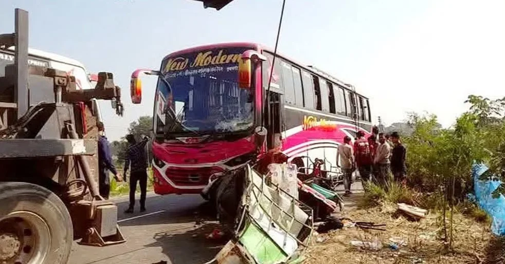 ফরিদপুরের ভাঙায় বাসচাপায় ৬ জন নিহত