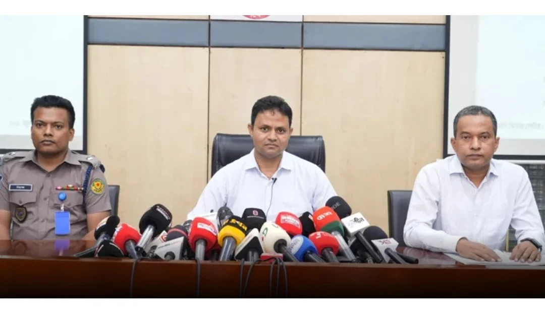 হানিট্র্যা”পে ফেলে অর্থ আদায়, গ্রেফতার ৫