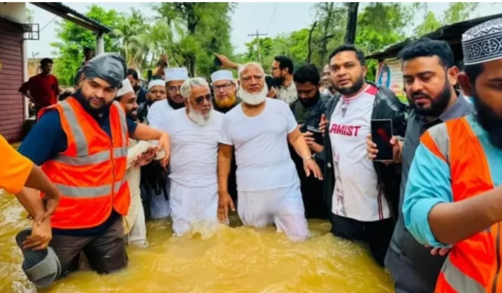 চট্টগ্রামে বন্যাদুর্গতদের পাশে জামায়াত আমির: ত্রাণ ও আর্থিক সহায়তা বিতরণ