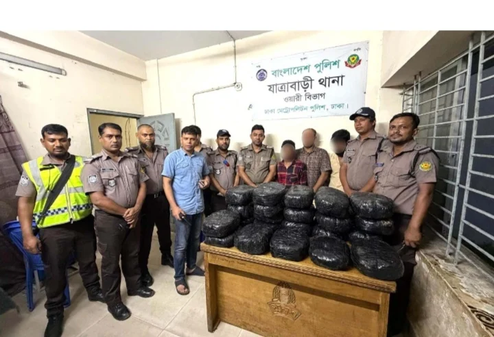 ট্রাফিক পুলিশের সহায়তায় যাত্রাবাড়ীতে ৪৪ কেজি গাঁ”জাসহ ৩ মা”দক কারবারি গ্রেফতার