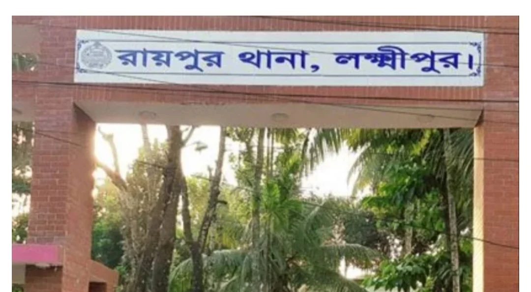 স্বামীর সঙ্গে বিরোধ, পুলিশ ডেকে ঘরে থাকা দেশীয় অস্ত্র ধরিয়ে দিলেন স্ত্রী!