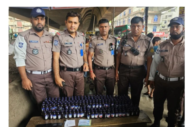 ট্রাফিক পুলিশের ধাওয়ায় যাত্রাবাড়ীতে ১৯৯ বোতল ফেনসিডিল উদ্ধার, প্রাইভেটকার জব্দ