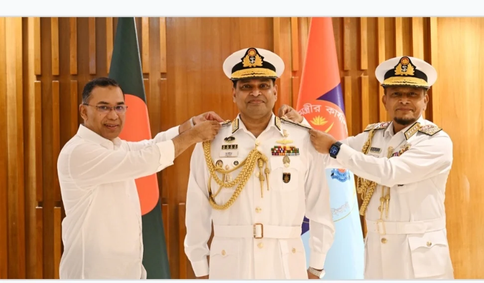 নবনিযুক্ত নৌবাহিনী প্রধানকে ভাইস অ্যাডমিরাল র‍্যাংক ব্যাজ পরালেন প্রধানমন্ত্রী