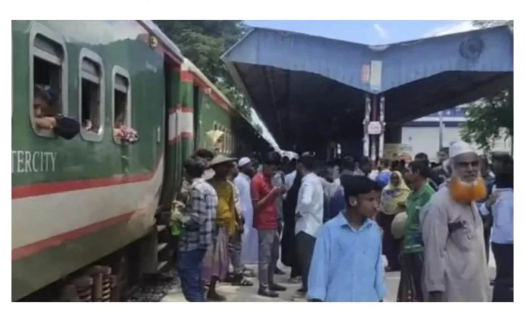 কুষ্টিয়ায় ট্রেনের গার্ডের ছু”রিকাঘাতে বাবা-ছেলে আহত: সব স্টাফ পালিয়ে যাওয়ায় ২ ঘণ্টা ট্রেন চলাচল বন্ধ