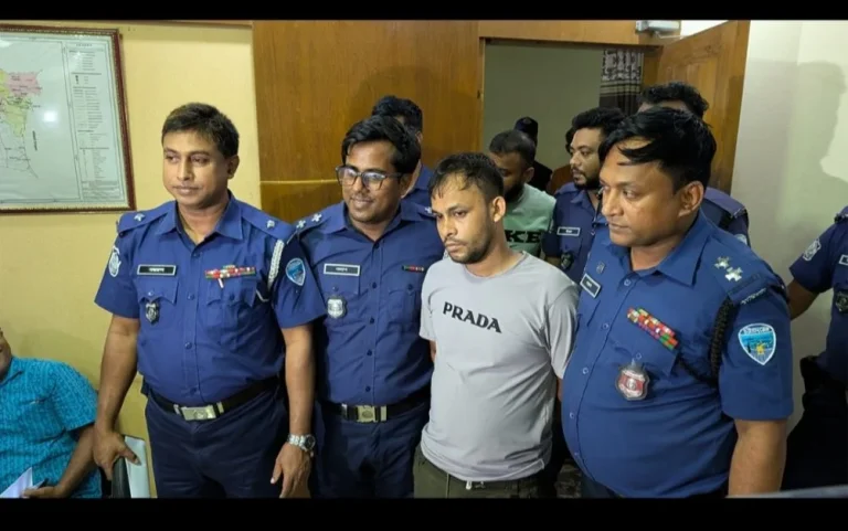 নোয়াখালীতে প্রবাসীর বাড়িতে অ’স্ত্র ঠেকিয়ে চাঁ’দাবাজি, বিদেশি পি’স্তলসহ গ্রেপ্তার ১