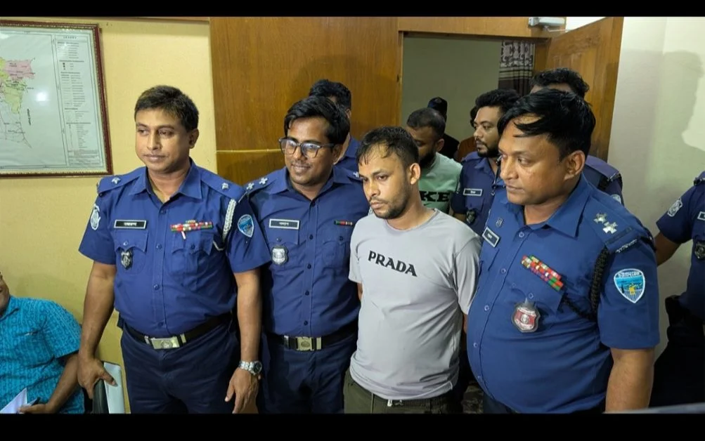 নোয়াখালীতে প্রবাসীর বাড়িতে অ’স্ত্র ঠেকিয়ে চাঁ’দাবাজি, বিদেশি পি’স্তলসহ গ্রেপ্তার ১